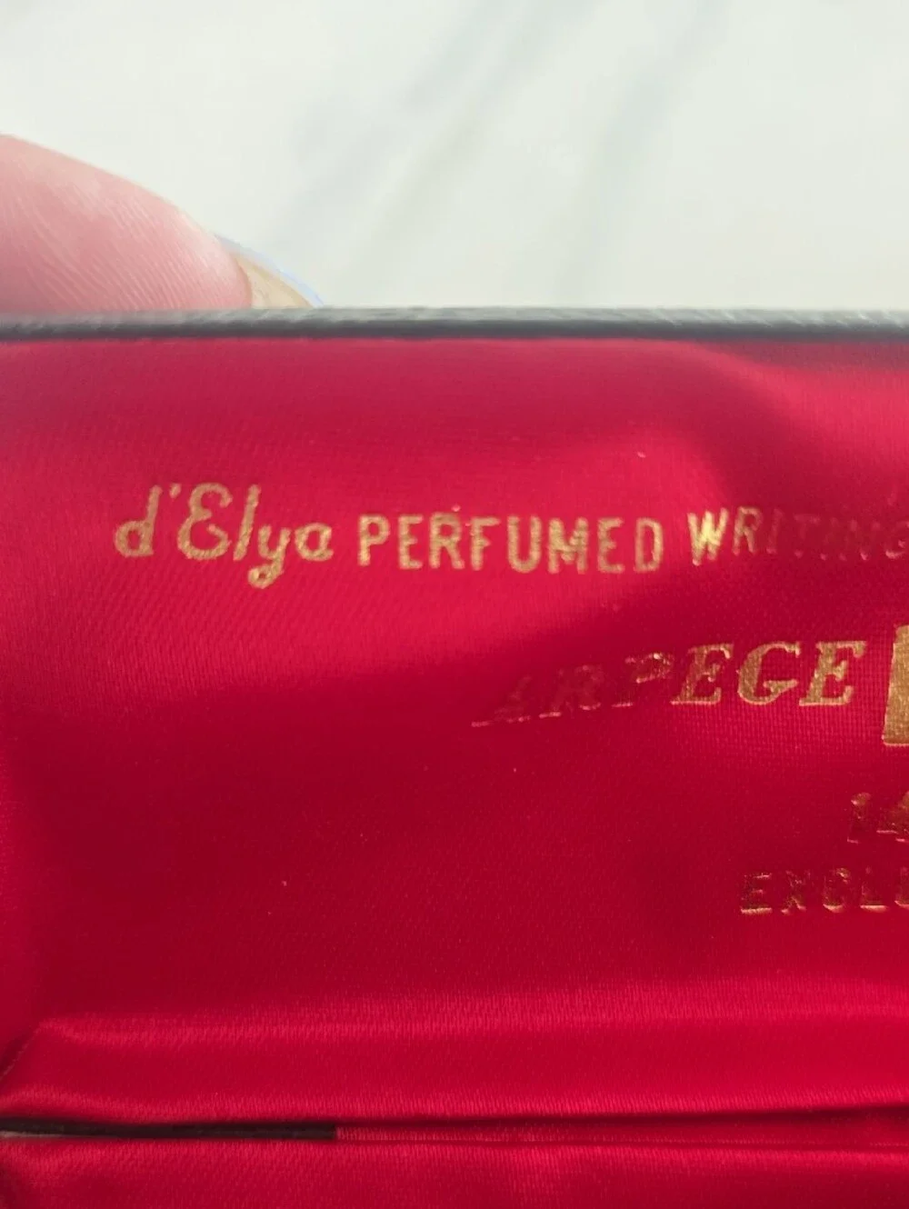 Vintage d'Elya Red & Gold Decorative Pen Set
